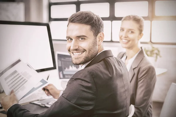 Mensen die werken op computer balie in kantoor — Stockfoto