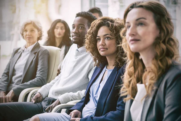 Affärsmän under mötet i office — Stockfoto