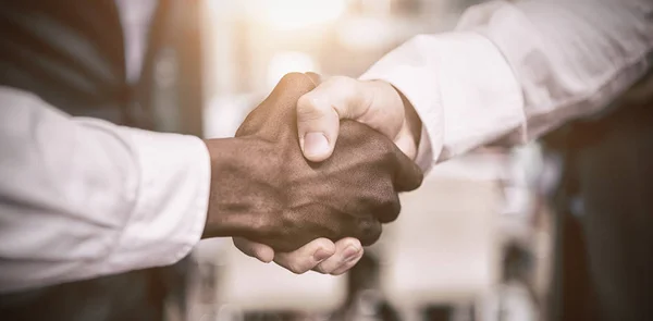 Zakenman hand met collega schudden — Stockfoto