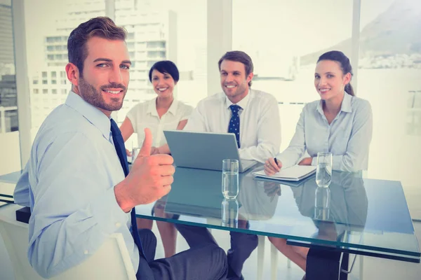 Executivo gesticulando polegares para cima com recrutadores — Fotografia de Stock