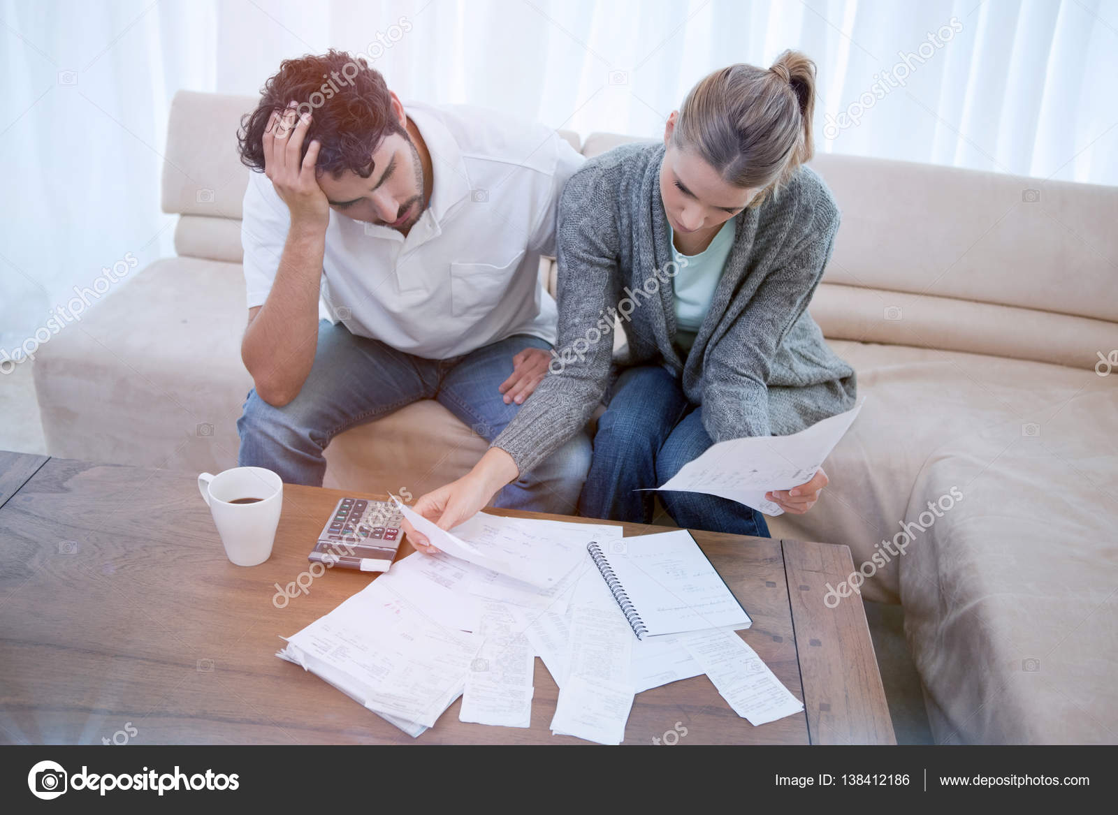 Совместная квартира это. Купили квартиру с мужем развелись. Супруги делят имущество. Несовершеннолетние дети. Раздел квартиры супругами.