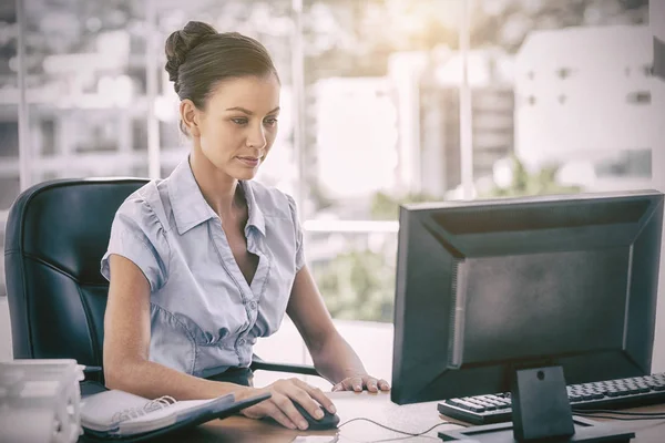 Bizneswoman pracująca na komputerze — Zdjęcie stockowe