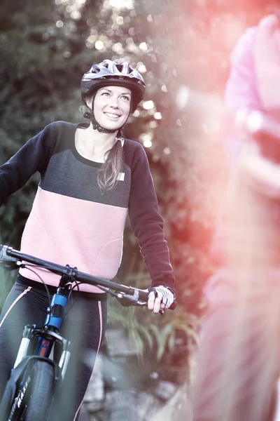 Kırsal kesimde dağ bisikleti ile kadın motorcu — Stok fotoğraf