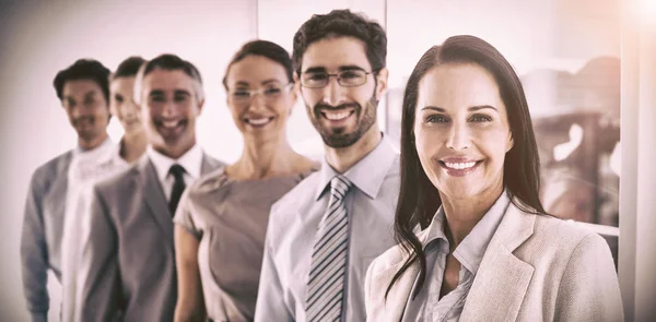 Sonriendo a los empleados en una línea — Foto de Stock