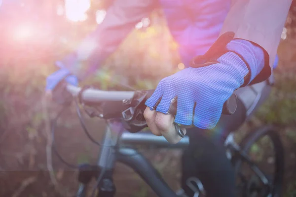 Mužské horský cyklista jedoucí na kole — Stock fotografie