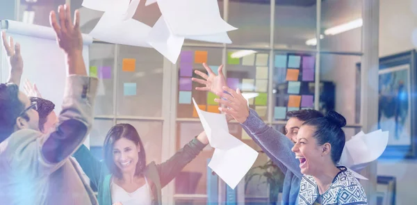 Celebrando a los empresarios lanzando papeles al aire —  Fotos de Stock