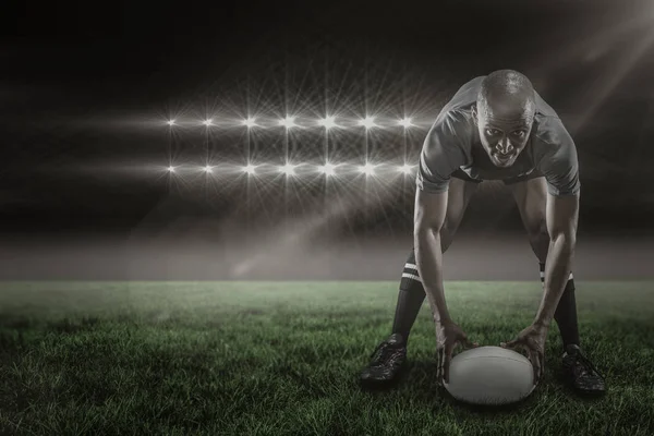 Desportista segurando bola enquanto joga rugby — Fotografia de Stock