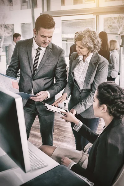 Gente de negocios discutiendo sobre tableta digital —  Fotos de Stock