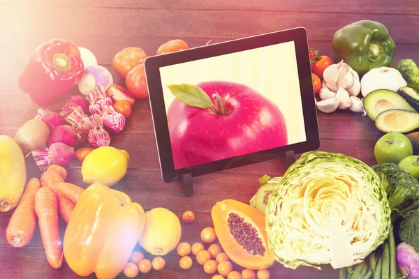 Tablett omgiven med färska frukter och grönsaker — Stockfoto