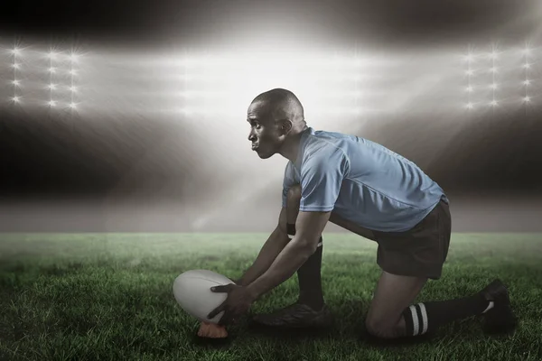 Kendine güvenen rugby oyuncusu uzağa arıyorsunuz — Stok fotoğraf