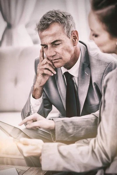 Werken met zijn collega zakenman — Stockfoto