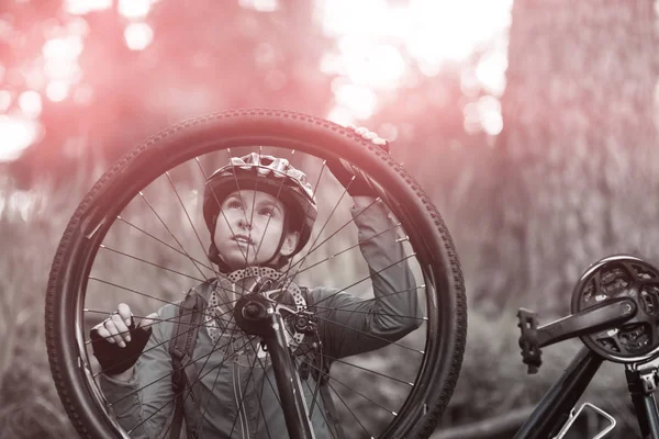 Femme motard réparation de vélo de montagne — Photo