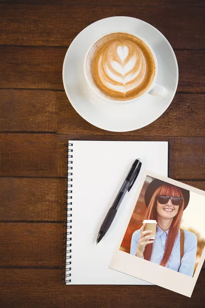 Mujer hipster beber café — Foto de Stock