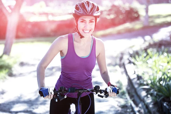 Kadın bisikletçi kırsal kesimde Bisiklete binme — Stok fotoğraf