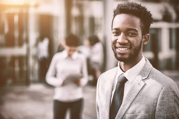 Retrato del hombre de negocios sonriente fuera de la oficina — Foto de Stock