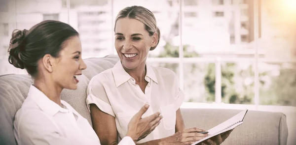 Mulheres de negócios sorridentes conversando e trabalhando juntas — Fotografia de Stock