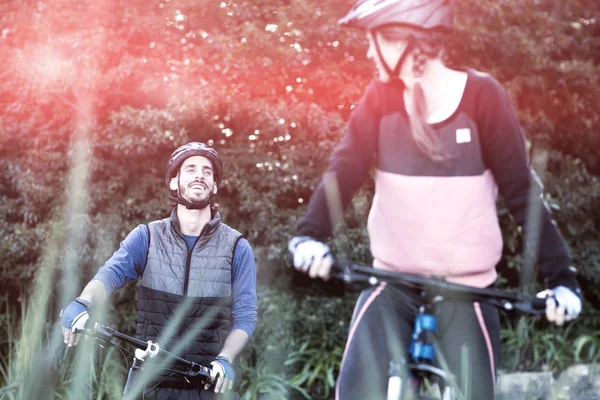 Biker couple cycling in countryside — Stock Photo, Image
