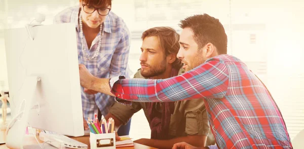 Equipo de diseñadores trabajando en un ordenador — Foto de Stock