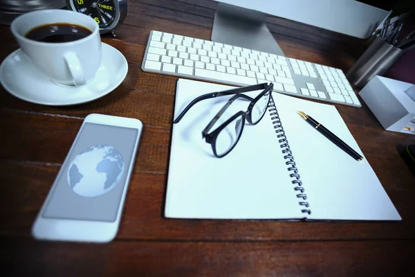 Mozgatható telefon-val fekete kávé és szemüvegek — Stock Fotó
