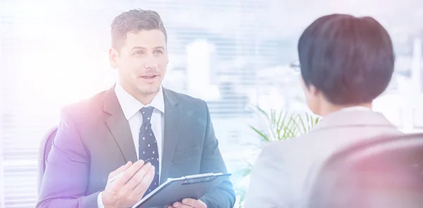 Personalvermittler überprüft den Kandidaten während des Vorstellungsgesprächs — Stockfoto