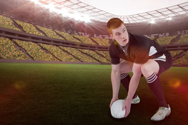 Gracz rugby rzucić rugby piłka — Zdjęcie stockowe