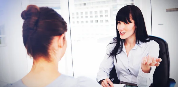 Mujer de negocios entrevista a un nuevo empleado potencial —  Fotos de Stock
