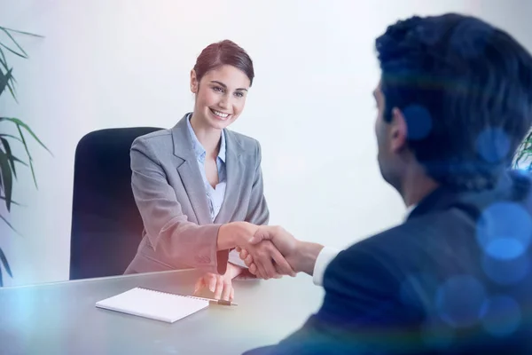 Manager schüttelt einem Kunden die Hand — Stockfoto