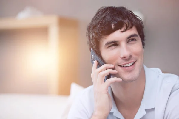 Uomo sorridente al telefono — Foto Stock