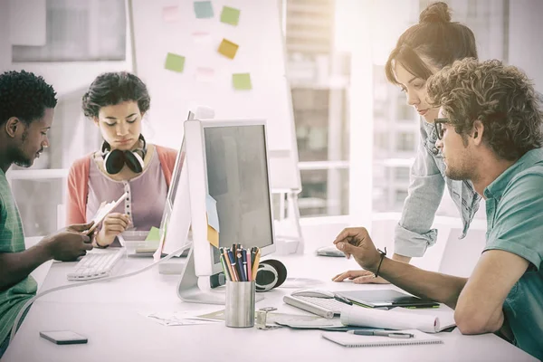 Artisti che lavorano alla scrivania in ufficio creativo — Foto Stock