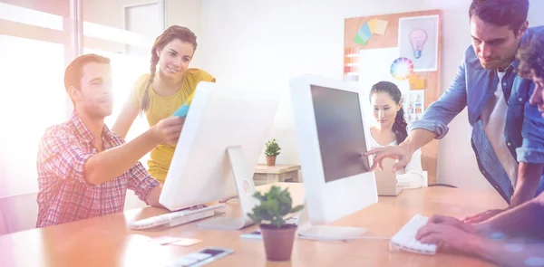 Tim bisnis yang aktif bekerja pada laptop — Stok Foto