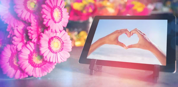 Comprimido digital com flores rosa — Fotografia de Stock