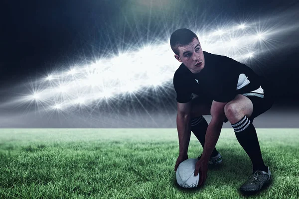 Rugby joueur sur le point de lancer une balle de rugby — Photo