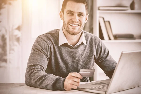 Masculino com cartão de crédito em seu laptop — Fotografia de Stock