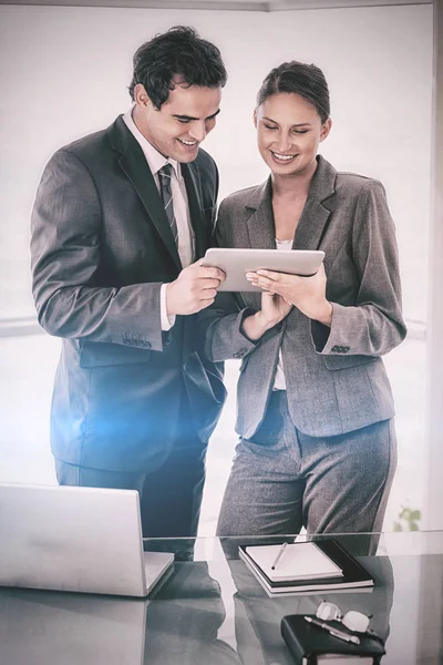 Trades partner looking at tablet — Stock Photo, Image