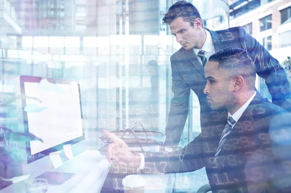 Empresário com colega apontando para computador — Fotografia de Stock