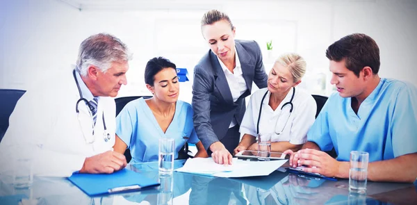 Ärzte und Geschäftsfrau bei einem Treffen — Stockfoto
