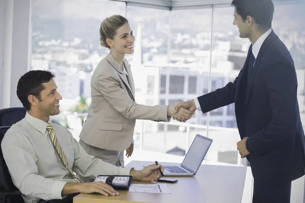 Empresários apertando as mãos com seu futuro patner — Fotografia de Stock