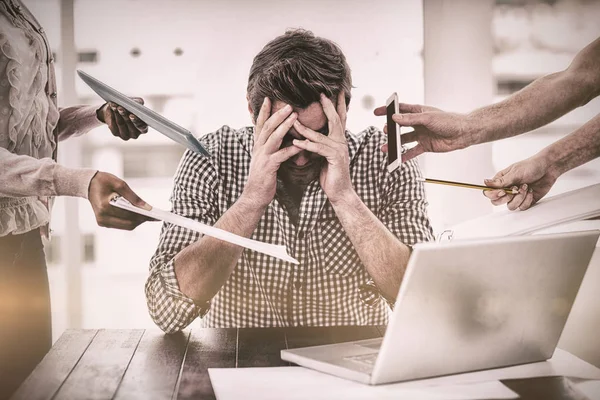 Geschäftsmann bei der Arbeit gestresst — Stockfoto