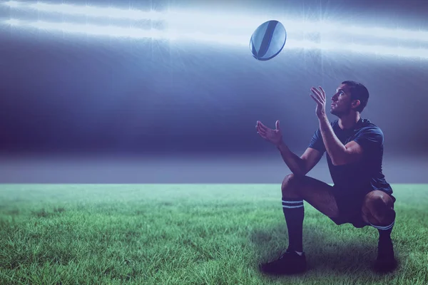 Jugador de rugby atrapando la pelota — Foto de Stock