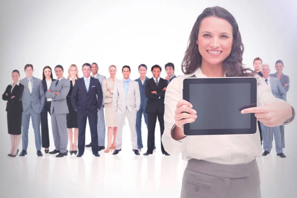 Mujer mostrando una pantalla 3d — Foto de Stock