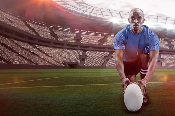 Jugador de rugby sosteniendo pelota — Foto de Stock