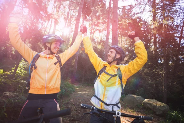 Coppia di motociclisti con mountain bike in campagna — Foto Stock