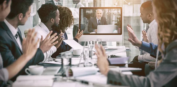 Üzletemberek nézik a képernyőt videokonferencia közben — Stock Fotó