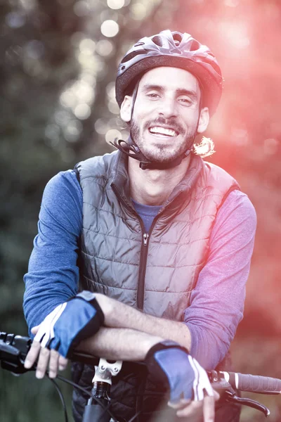 Mužské biker s horské kolo — Stock fotografie
