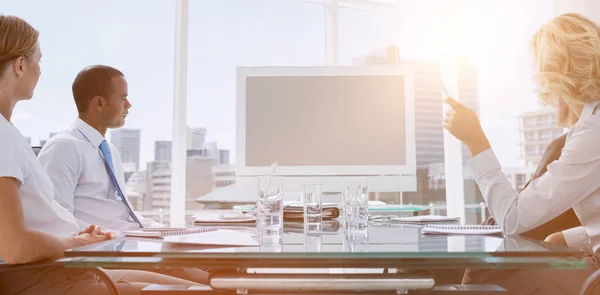 Mensen uit het bedrijfsleven verzameld tijdens een videoconferentie — Stockfoto