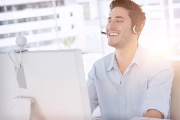 Designer lacht während einer Online-Kommunikation — Stockfoto