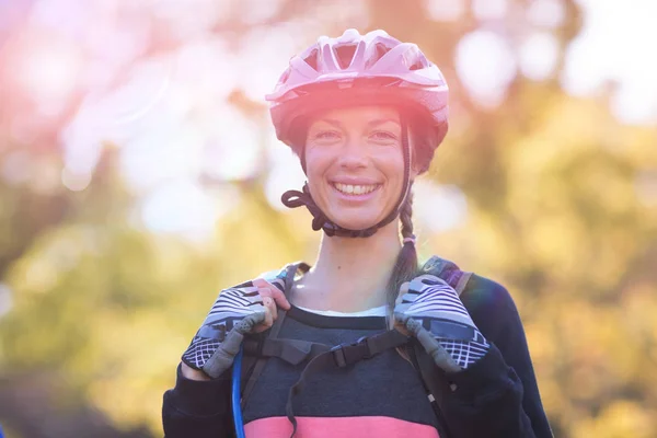 Porträt einer lächelnden Radfahrerin — Stockfoto