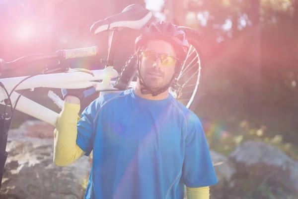 男性マウンテン バイク運ぶ自転車 — ストック写真