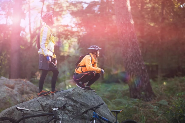 Biker casal olhando para uma vista na floresta — Fotografia de Stock