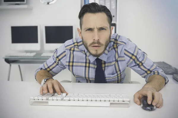 Fokuserad casual affärsman arbetar på sitt skrivbord — Stockfoto